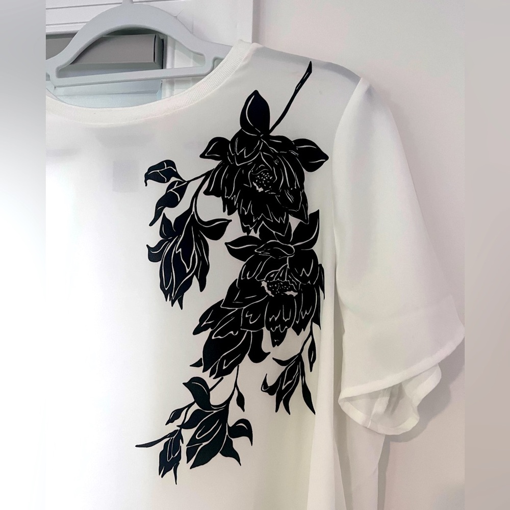 Simply Vera Wang white top size large